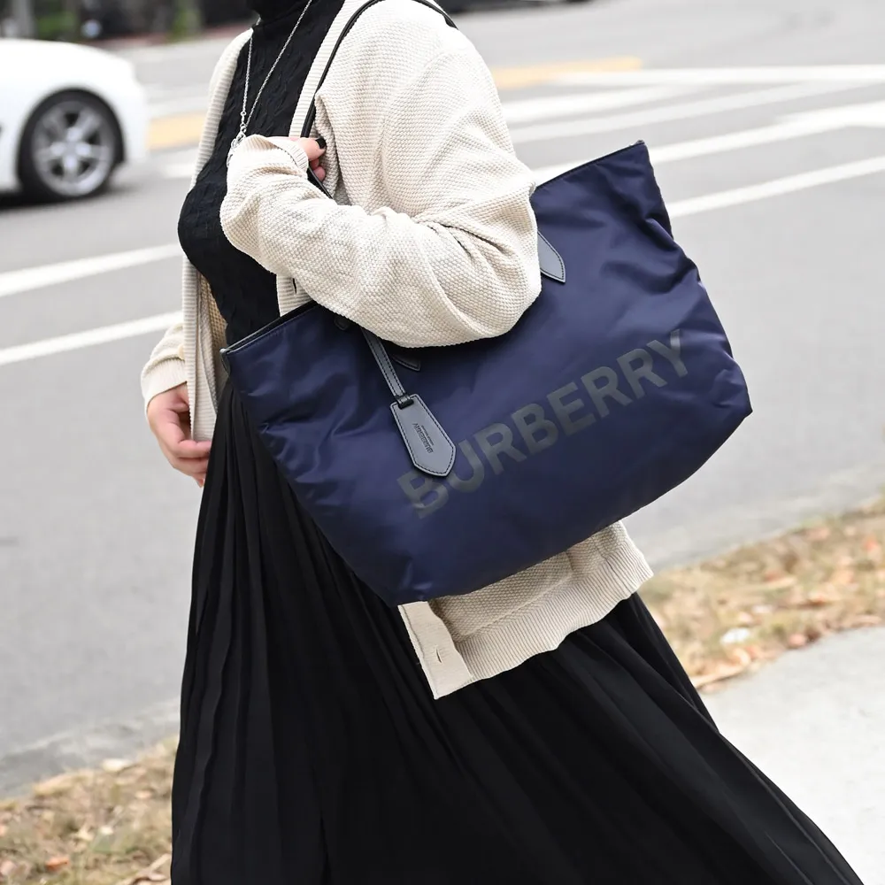 BURBERRY Logo 燙印小牛皮對開零錢袋短夾(黑色) 8014656 歷史價格詳細信息