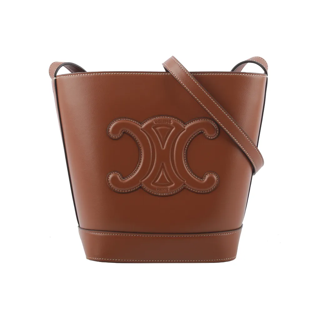 Celine男款包和帽可以整組打包，都是針織材質的，黑白配色也看不膩，最喜歡這種奇奇怪怪的東西嚕 ( 歷史價格詳細信息