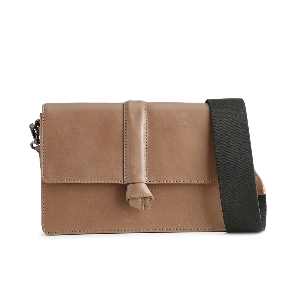 MARKBERG Luca 丹麥手工牛皮率性盧卡繩結肩揹包 斜背包 側肩包 (極簡黑) 歷史價格詳細信息