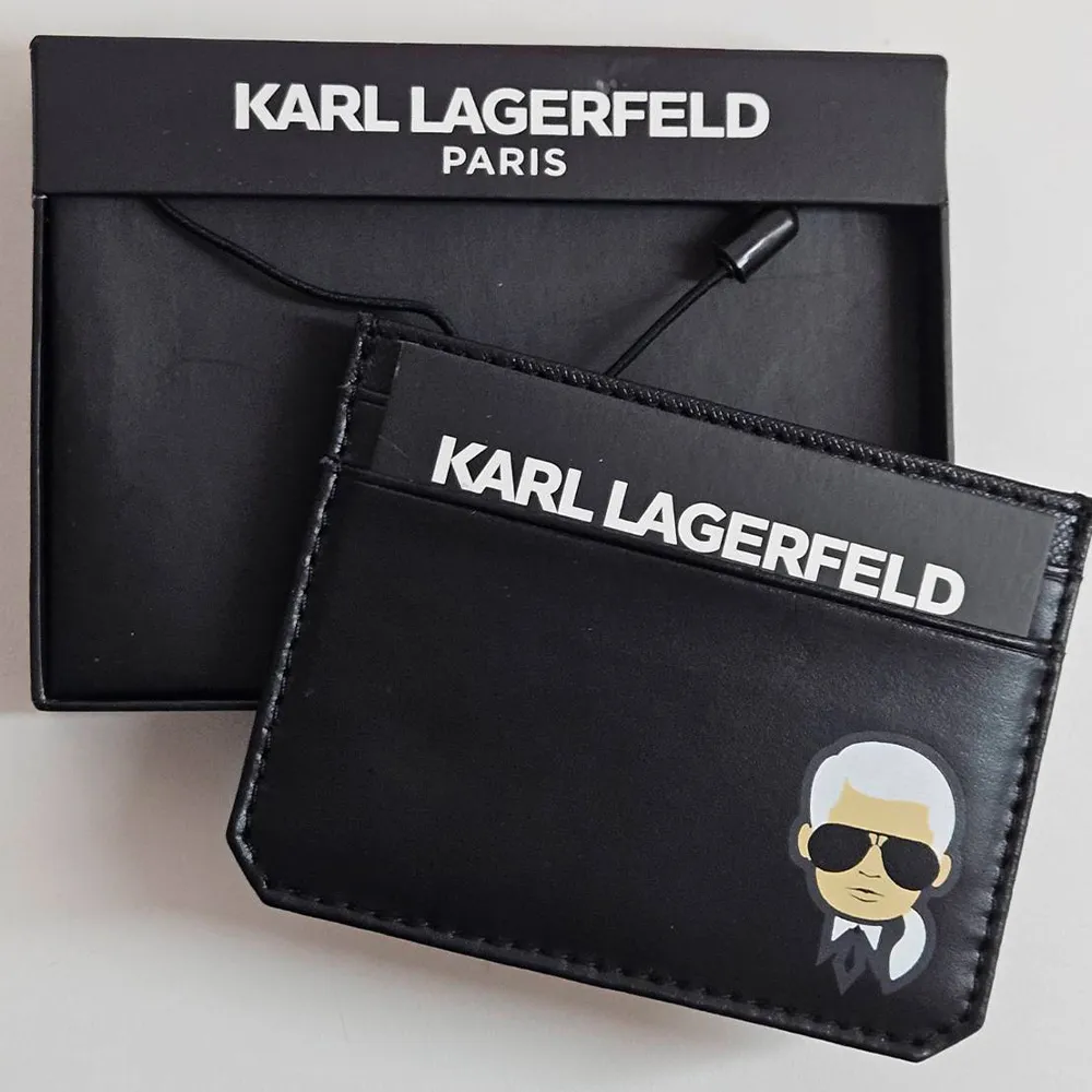 【KARL LAGERFELD 卡爾】老佛爺卡爾公仔造型I PHONE12保護套(紫紅) 歷史價格詳細信息