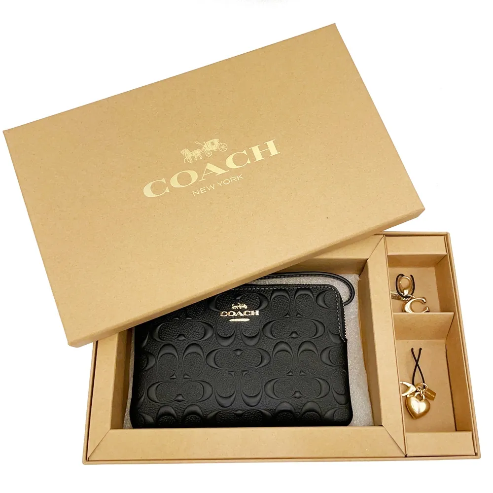 【COACH】手拿包+吊飾/名片夾/化妝包+禮盒or品牌提袋(多款多色任選) 歷史價格詳細信息