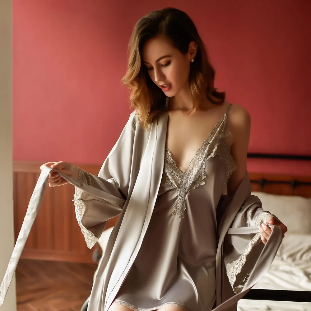 《小女人》刺繡花邊絲綢綁帶睡袍浴袍居家服-4件式-白 歷史價格詳細信息