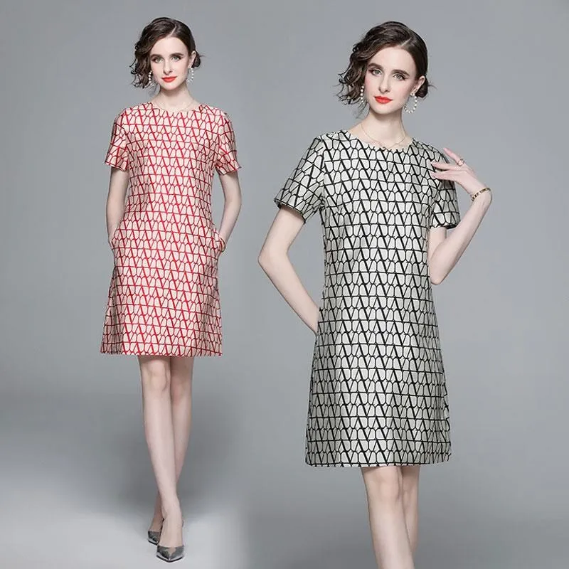 《D'Fina 時尚女裝》 線條風 小立領裹巾式不對稱褶皺連身洋裝 歷史價格詳細信息