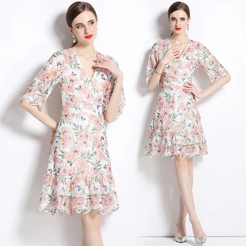 《D'Fina 時尚女裝》 水溶蕾絲翻領原人頭扣重工刺繡收腰包臀開叉洋裝 歷史價格詳細信息