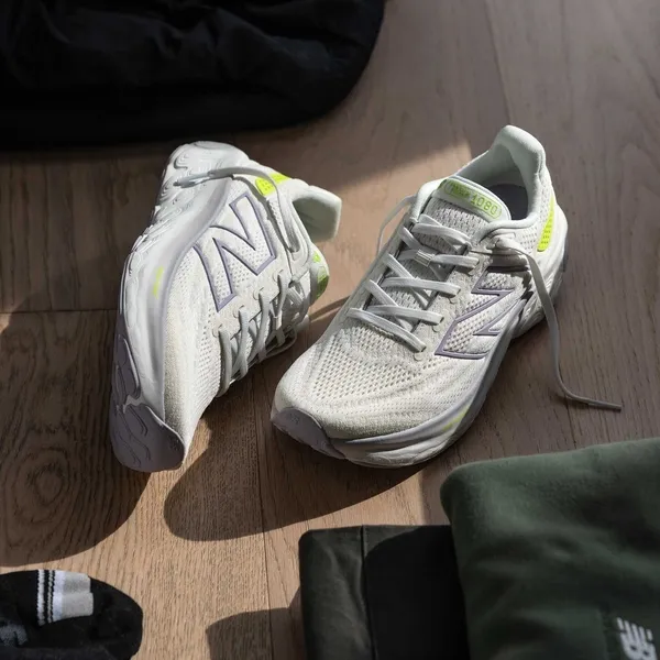 NEW BALANCE 慢跑鞋 NB1080 V13 黑白 寬楦 女 W1080K13 歷史價格詳細信息