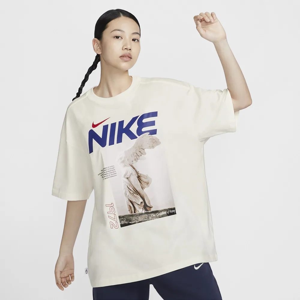 NIKE NSW TEE SS SPORT DAISY 女款 小花LOGO T恤 DN5859-010 黑 100 白 歷史價格詳細信息