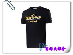 【大都會】23春夏~【T-2306 C】勝利 羽球刺繡 T-Shirt (中性款)~$880 歷史價格詳細信息