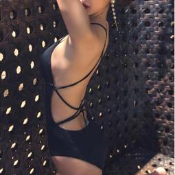 泳衣女夏性感露背赫本連體小黑裙2024新款爆款微胖顯瘦泡溫泉泳裝 歷史價格詳細信息