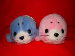 ///愛蜜莉娃娃屋///~可愛的玫瑰花紋黑白豬造型可背式零錢包---約16公分 歷史價格詳細信息