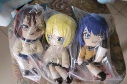 全新品 二隻小熊  一隻是格紋鈕釦小熊 另一隻為純白小熊 脖子都有金色蝴蝶結 可吊在包包上 可愛泰迪熊 婚禮佈置用品 歷史價格詳細信息