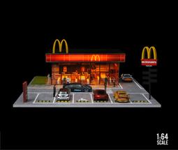 1:64 攝影學妹人偶 遛狗學長 玩手機公仔 微縮拍攝小狗 復古機車模型 道具背景人物 撒尿狗 歷史價格詳細信息