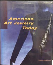 American Jewelry Lot of 18 Necklaces Earrings Pins Flags Stars Red White Blue 歷史價格詳細信息