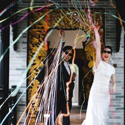 彩帶場景拉炮婚禮慶祝游戲手扔接親創意道具氣氛噴花手拋道具禮花 歷史價格詳細信息