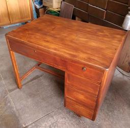 全檜木 日治時代 老臺灣 公部門 報架寫字檯 . 全原件  多功能 寫字檯 以及 報架 細節漂亮 . 老台鐵？ 日治總督 歷史價格詳細信息