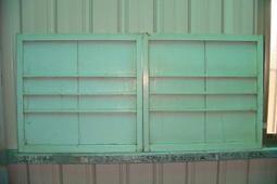 檜木窗.難得一見9宮格窗.古早大戶人家才有.純正台灣檜木(厚料).長92寬94公分.先到先選.要買要快慢來就沒有了 歷史價格詳細信息