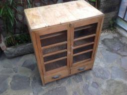 全檜木 日治時代 老臺灣 公部門 報架寫字檯 . 全原件  多功能 寫字檯 以及 報架 細節漂亮 . 老台鐵？ 日治總督 歷史價格詳細信息