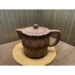 紫砂壺   品名：國禮壺底款：范偉群材質：紫砂容量：600cc 出水孔：網孔尺寸 2010cm底款介紹：范偉群，江蘇宜興人，197 FG11322 歷史價格詳細信息