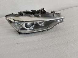 議價出售【寶馬三系氙氣大燈】原廠拆車左邊正駕駛大燈，適合13-15款寶馬3系。正常使用痕跡，燈腳齊全。注意：半總成不帶 歷史價格詳細信息