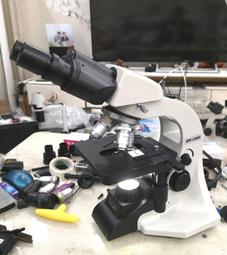 議價出售江南平場無限遠顯微鏡      成色如圖，配置如圖，一對I0倍目鏡，四個平場無限遠物鏡4，10，40，100倍 歷史價格詳細信息