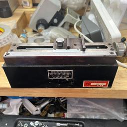 議價出售鋼制顯微鏡滑臺導軌鋼滑軌長47厘米 僅僅是圖一中的，發貨是圖一，1.4公斤。 滑軌高30毫米，滑軌長根據買家需 歷史價格詳細信息