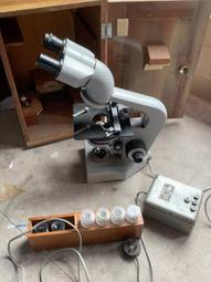 議價出售上海光學三目顯微鏡。成色近新如圖。目鏡只有一個10一個16，配的一對15x目鏡湊合可以用。 歷史價格詳細信息