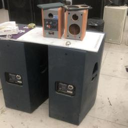 議價出售漫步者R26T多媒體音箱一套包郵 重0.92公斤，發貨2公斤 表面有掛劃、線有壓痕。副音箱的線接長了（2米）。 歷史價格詳細信息