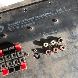 議價出售漫步者R26T多媒體音箱一套包郵 重0.92公斤，發貨2公斤 表面有掛劃、線有壓痕。副音箱的線接長了（2米）。 歷史價格詳細信息