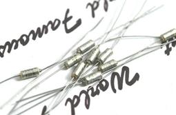 1個 SPRAGUE 150D 33uF 10V 5% MIL 臥式軍規鉭質電容 歷史價格詳細信息