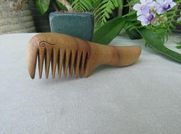 {梳活人生 - 陳憲毅 手工梳} 台灣 - 梢楠木 / 質地細緻透亮  色深古樸 / 書體微長好握 - 圓柄梳 歷史價格詳細信息