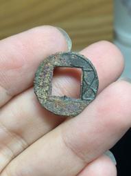 六朝五金 背四出~稀少版！穿口下方有一裂~5786 歷史價格詳細信息