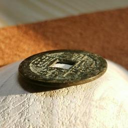 乾隆通寶寶陜局圓點通大滿文。這個版別不太多，大多品相不太好，31727 歷史價格詳細信息