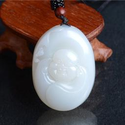 新疆和田玉羊脂玉籽料佛玉墜.彌勒佛 油潤 隨行雕刻.彌勒佛開臉喜慶 笑臉可掬 越戴越油潤 越藏越珍貴   重量:26.94g；35.3/27.6/17.9mm 歷史價格詳細信息