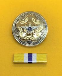 可欣台灣精品：出國小禮品-3公分中國國民黨銀色黨徽+大型國旗徽章附收藏盒（批量訂購價格另議） 歷史價格詳細信息