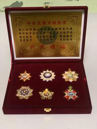 可欣台灣精品：出國小禮品-3公分中國國民黨銀色黨徽+大型國旗徽章附收藏盒（批量訂購價格另議） 歷史價格詳細信息