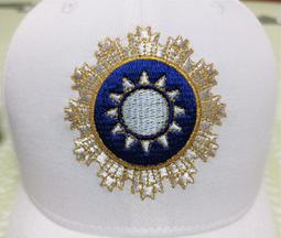 可欣台灣精品：特製青天白日勳章黑色棒球帽（帽徽為金銀色金屬線繡製/單一尺寸可調式/便帽/遮陽帽/慈湖精品帽） 歷史價格詳細信息