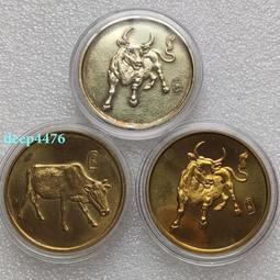 生肖牛 幹支丑牛風水擺件 萬珠堂陶瓷黑牛置物擺件，黑釉非常少見，造型遒勁有力，扭轉乾坤，有暗刻底款在銘，全品帶原木盒陶歷，滿尺寸長約15公分 歷史價格詳細信息