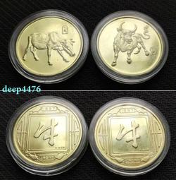 生肖牛 幹支丑牛風水擺件 萬珠堂陶瓷黑牛置物擺件，黑釉非常少見，造型遒勁有力，扭轉乾坤，有暗刻底款在銘，全品帶原木盒陶歷，滿尺寸長約15公分 歷史價格詳細信息
