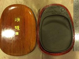 端硯北嶺「綠端」硯，近六吋梨形平板硯，帶有金皮品相，層理密緻，絹雲母含量極高，鋒鋩細膩，發墨如油，媲美歙硯，賞心悅目！ 歷史價格詳細信息