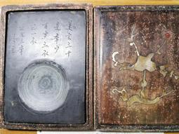 端硯北嶺「綠端」硯，近六吋梨形平板硯，帶有金皮品相，層理密緻，絹雲母含量極高，鋒鋩細膩，發墨如油，媲美歙硯，賞心悅目！ 歷史價格詳細信息