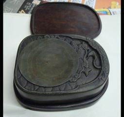 端硯北嶺「綠端」硯，近六吋梨形平板硯，帶有金皮品相，層理密緻，絹雲母含量極高，鋒鋩細膩，發墨如油，媲美歙硯，賞心悅目！ 歷史價格詳細信息