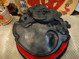 徽墨文房四寶～ 徽州鑑古齋款松煙徽墨，《觸石雲》，尺寸20.5*7.3*2.7厘米，凈重537克，配錦盒，保-2905 歷史價格詳細信息