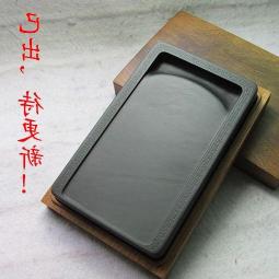 端硯北嶺「綠端」硯，近六吋梨形平板硯，帶有金皮品相，層理密緻，絹雲母含量極高，鋒鋩細膩，發墨如油，媲美歙硯，賞心悅目！ 歷史價格詳細信息