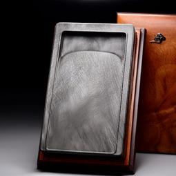 歙硯眉紋坑新坑「唐眉」硯，具有金星、眉紋與水波紋品相，栗形平板硯，折光性強，鋒鋩細緻，發墨如油，雲母含量高，媲美端硯！ 歷史價格詳細信息