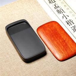 《仿宋簸箕硯》 硯臺文房四寶！ 一物一拍！ 歙硯黑龍潭。 尺寸16.8*9.8*3.7厘米，配香樟木盒。 精-2736 歷史價格詳細信息
