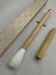 玉峰牌，六號頂峰，浙江湖筆，80年代細光峰純羊毫，大長峰回流。手工刻字，刻字精美。       出峰:7cm-1867 歷史價格詳細信息