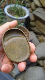 歙硯濟源坑黃魚子蓮花瓣寫經硯 顏色純黃 石質細膩 手工精工雕刻 墨堂墨池深挖 非常實用 規格12*7*2.1-3796 歷史價格詳細信息