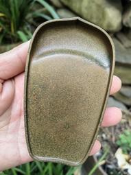 歙硯濟源坑黃魚子蓮花瓣寫經硯 顏色純黃 石質細膩 手工精工雕刻 墨堂墨池深挖 非常實用 規格12*7*2.1-3796 歷史價格詳細信息