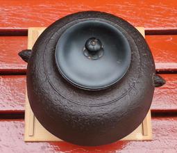 日本鐵釜，日本鐵壺，日本鐵瓶，真形釜，二代畠春斎造， 古鉄， 文房 收藏 舊藏【勝格玉石店】11915 歷史價格詳細信息