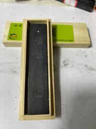 作品級別桐油頂煙墨 舊藏績溪胡開文純桐油頂煙手搓圓果精品。凈重31克，加入20多味中藥制作而成，作品級別高貨-6622 歷史價格詳細信息