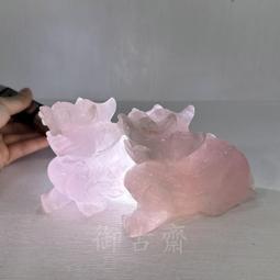 【御寶齋】--｛一夜歡｝--和闐白玉小籽料、雕臥葉上的貛、小巧．．// 特價給第一標 // 歷史價格詳細信息